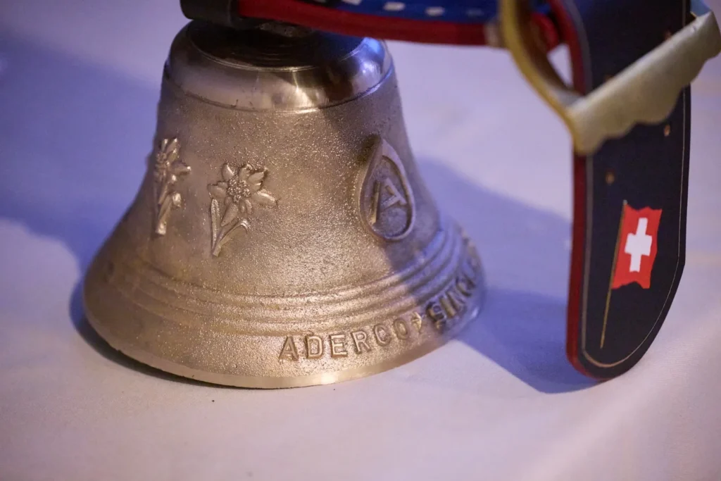 Campana conmemorativa de Aderco con motivo del 45 aniversario de Aderco