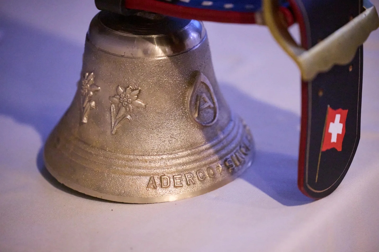 Campana conmemorativa de Aderco con motivo del 45 aniversario de Aderco