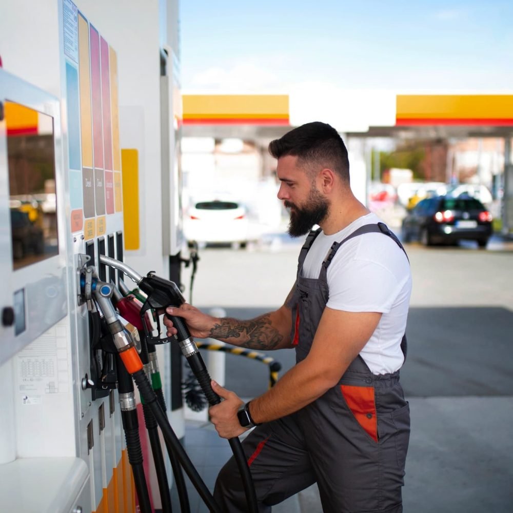 trabajador gasolinera
