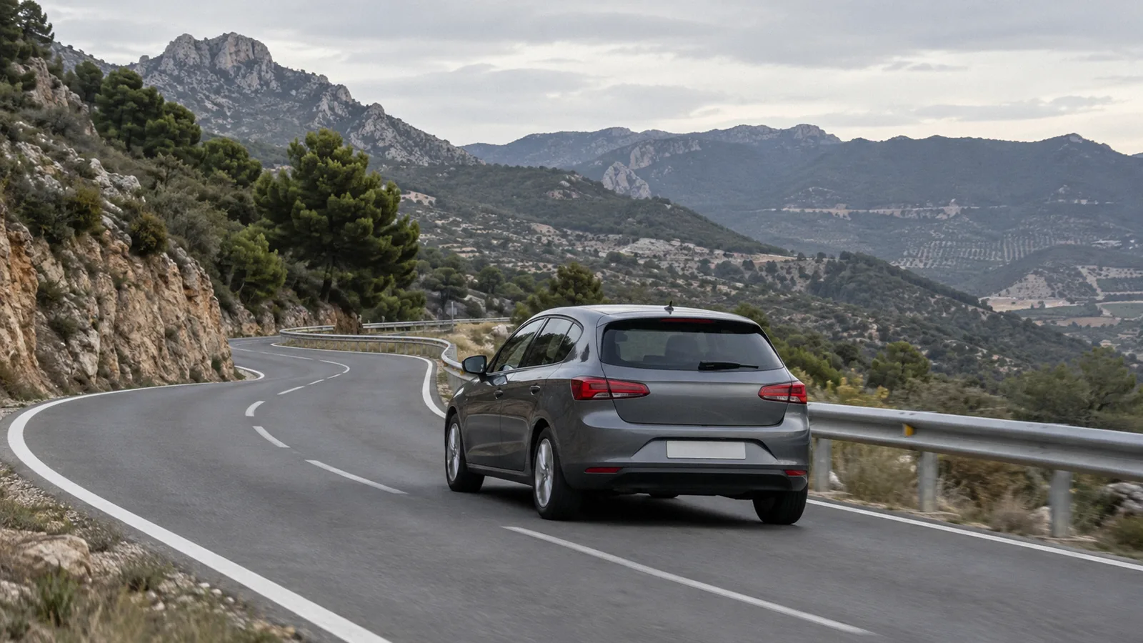 Turismo diésel gris subiendo una carretera de montaña, ejemplo de pérdida de potencia diésel en cuestas